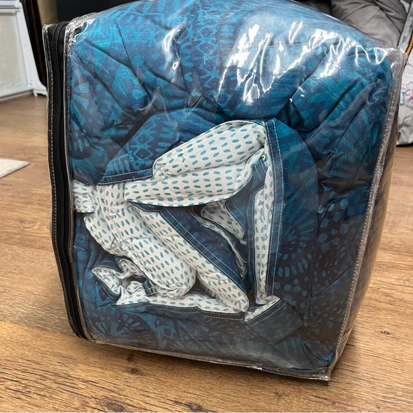 City Loft Comforter Set - Picture 3 of 5